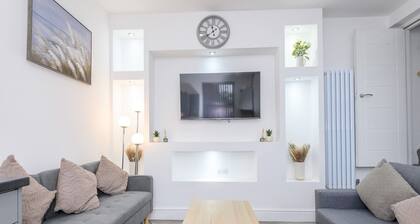 Large & Homely Retreat in Leeds | Pass the Keys