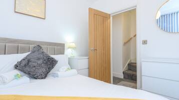 3 bedrooms, iron/ironing board, free WiFi, bed sheets