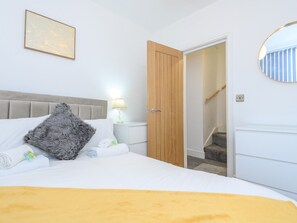 3 bedrooms, iron/ironing board, free WiFi, bed sheets