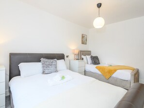 3 bedrooms, iron/ironing board, free WiFi, bed sheets