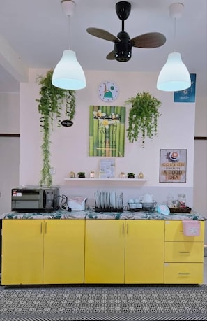 Full-size fridge, microwave, oven, stovetop - HOMESTAY DAR AL - JUFRY (Kuantan)