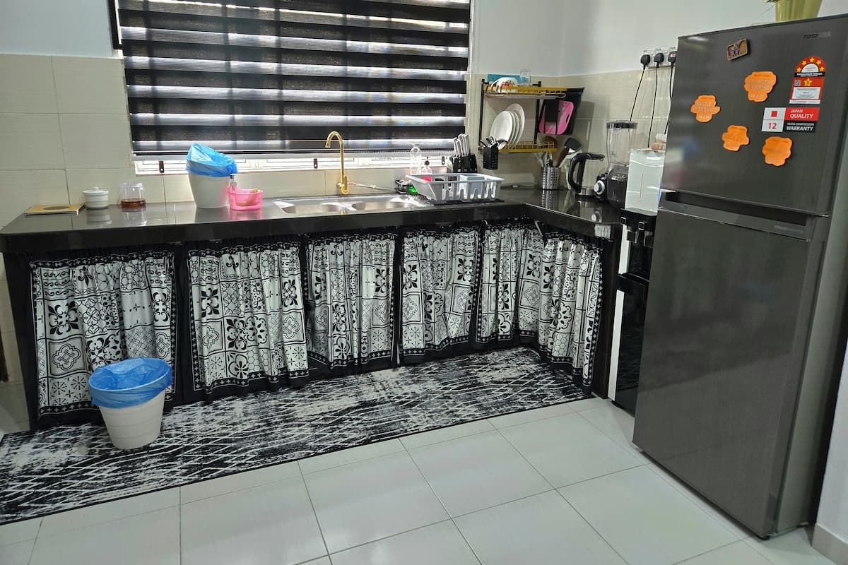 Full-size fridge, microwave, oven, stovetop