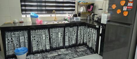 Grand réfrigérateur, micro-ondes, four, plaque de cuisson