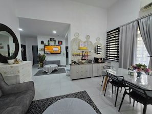 55-inch Smart TV with digital channels, Netflix, first-run movies - HOMESTAY DAR AL - JUFRY (Kuantan)