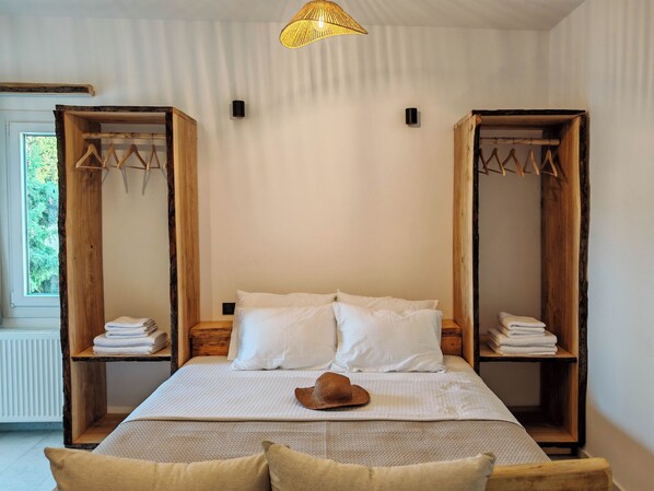 Kamar Triple Comfort | Tirai kedap cahaya, setrika/meja setrika, dan Wi-Fi gratis