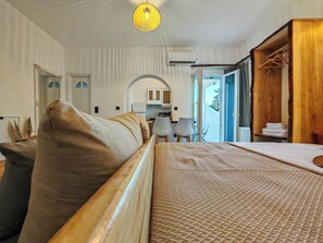 Comfort Triple Room | Blackout curtains, iron/ironing board, free WiFi - Paraga Suites (Naxos)