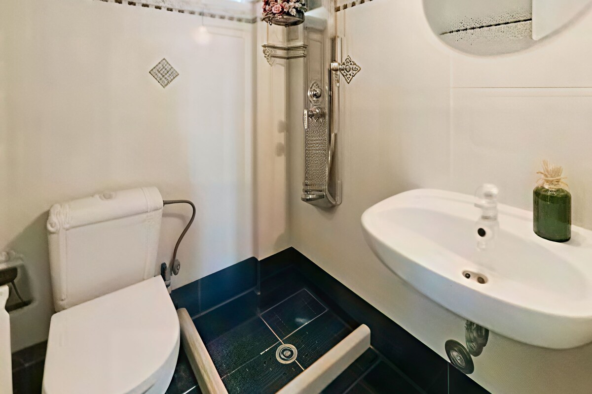 Comfort Quadruple Room, Balcony | Bathroom
