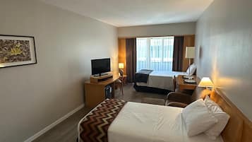 1 quarto, cofres nos quartos, escrivaninha