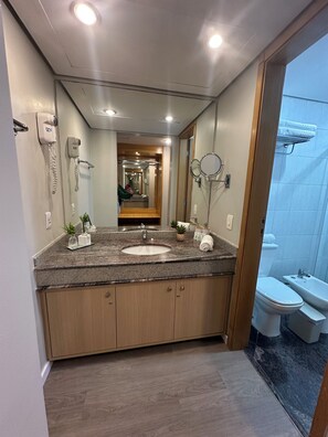 Douche, sèche-cheveux, bidet, serviettes fournies