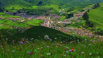 Vista panorâmica de uma cidade situada num vale, com uma colina imponente em primeiro plano.