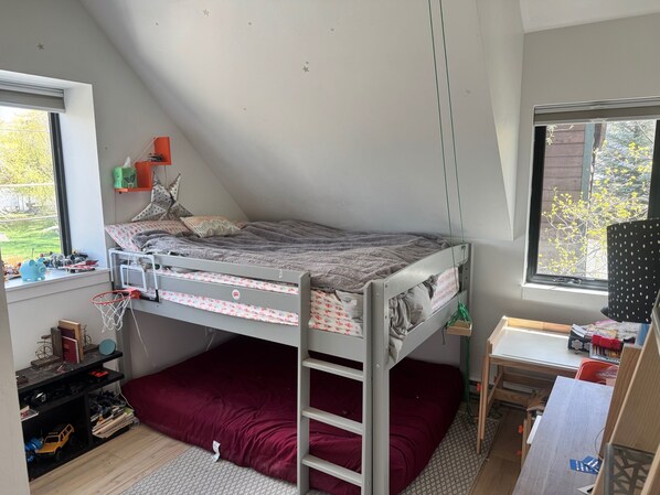 4 bedrooms, WiFi, bed sheets