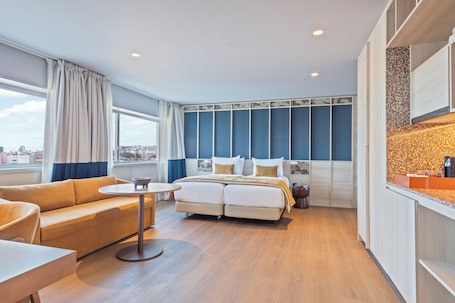 Minibar, caja de seguridad en la habitación y cortinas blackout