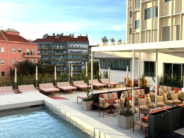 Seasonal outdoor pool, pool umbrellas, sun loungers - Hotel Acta Moa- New Opening (Lisbon)