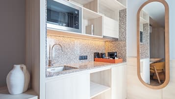 Minibar, caja de seguridad en la habitación y cortinas blackout