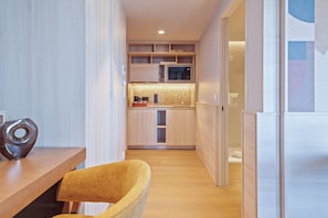 Habitación triple | Caja fuerte, escritorio, cortinas opacas y sistema de insonorización