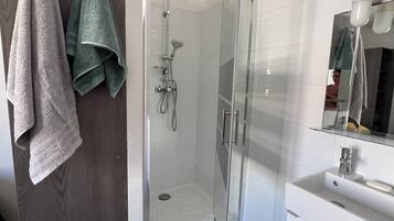 Hårtørrer, håndklæder, Sæbe, Toiletpapir