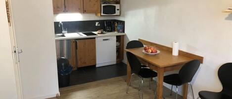 雪櫃、微波爐、洗碗機