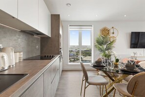 Fridge, microwave, oven, dishwasher - The Lasgidi - One Bed (Barking)