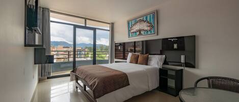 Deluxe Room | Desk, laptop workspace, free WiFi