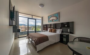 Quarto luxo | 1 quarto, escrivaninha, espaço de trabalho para notebook