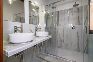 Dusche, Haartrockner, Bidet, Handtücher
