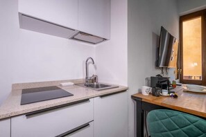 Refrigerador, cafetera y tetera y tetera eléctrica 