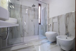 Dusche, Haartrockner, Bidet, HandtĂŒcher