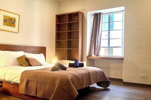 3 chambres, fer et planche à repasser, Wi-Fi, draps fournis