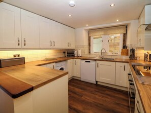 Een vaatwasser, kookgerei, borden en bestek