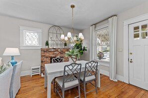 Dining - 3 bed/2 BA house in great Augusta area w/Wi-Fi, AC, and many restaurants nearby (Augusta)