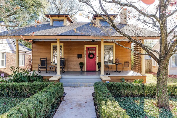 Terrace/patio - 3 bed/2 BA house in great Augusta area w/Wi-Fi, AC, and many restaurants nearby (Augusta)