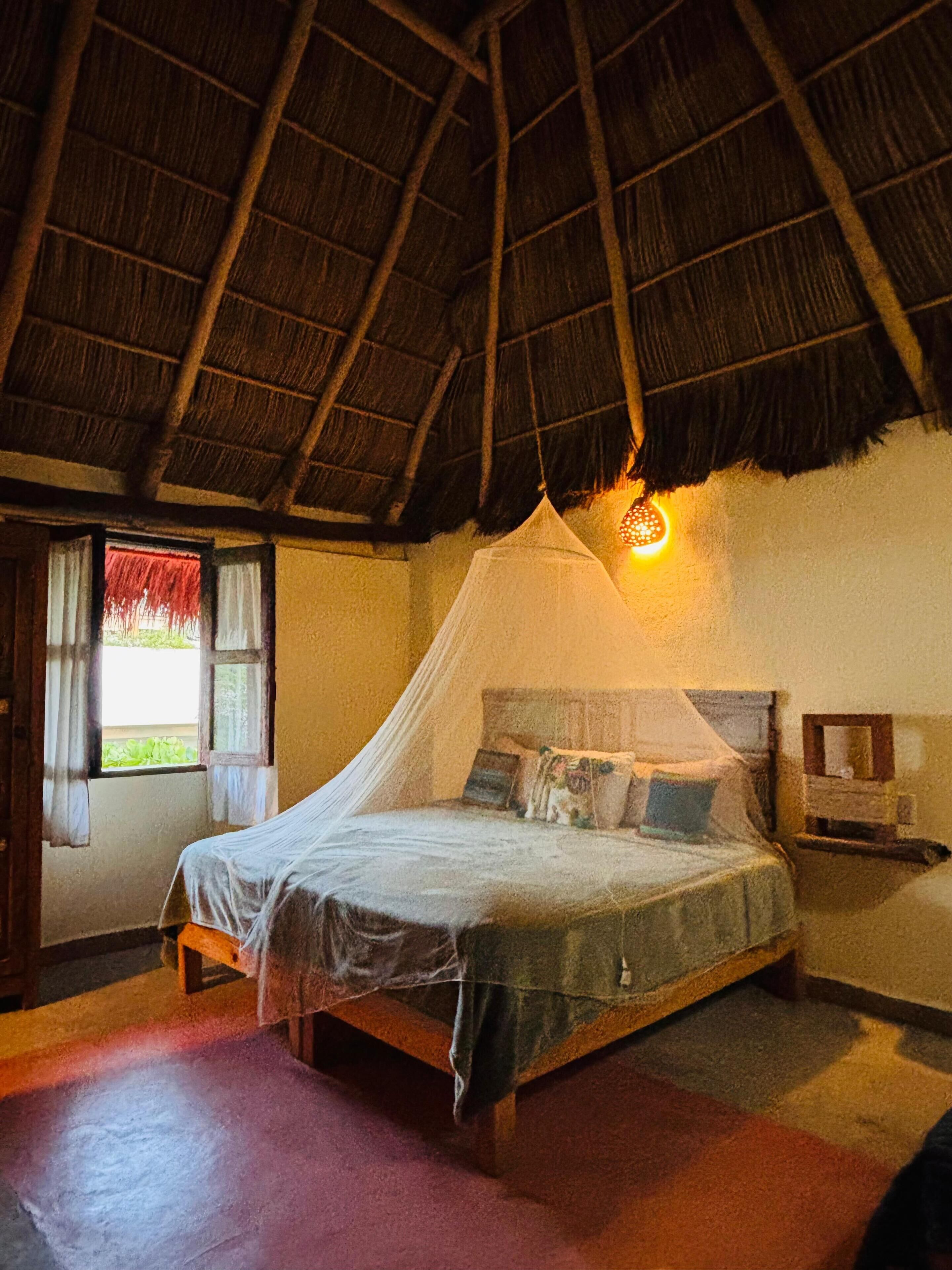Suite tradicional, vistas a la ciudad | Escritorio, wifi gratis, ropa de cama