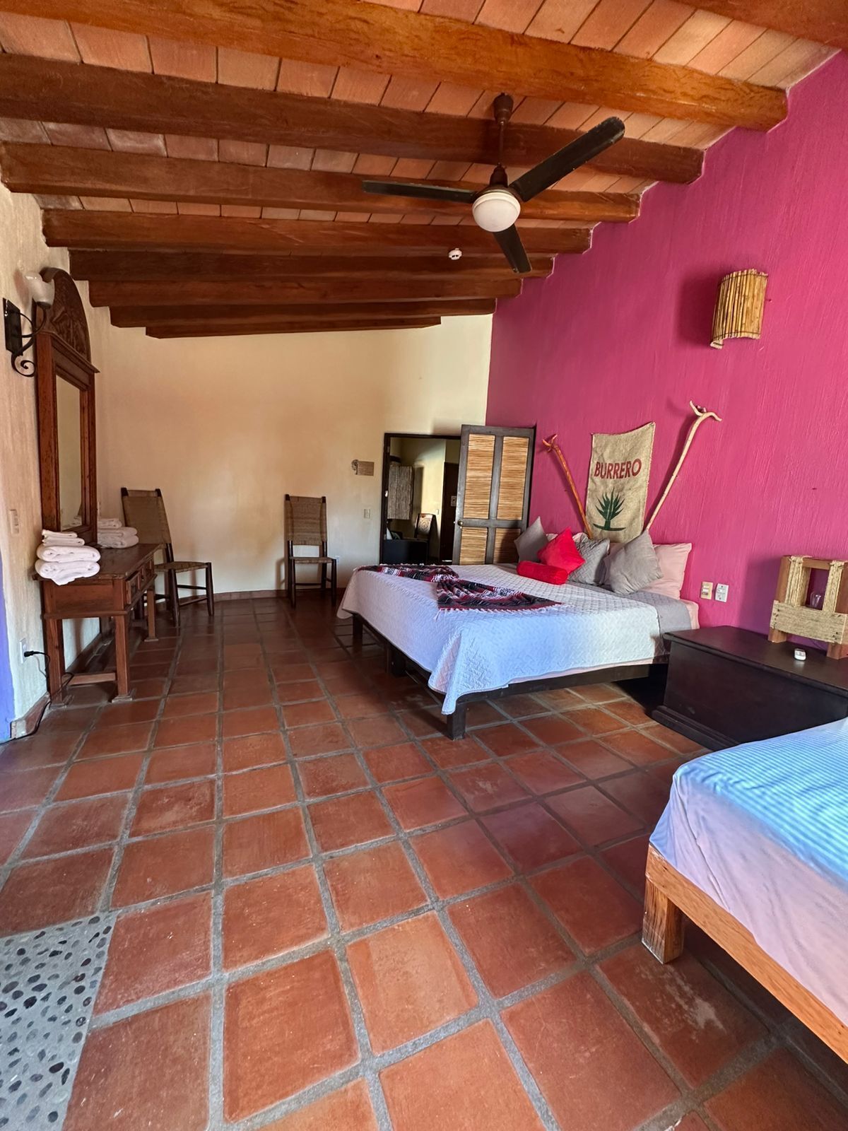 Nieves Room | Escritorio, wifi gratis, ropa de cama
