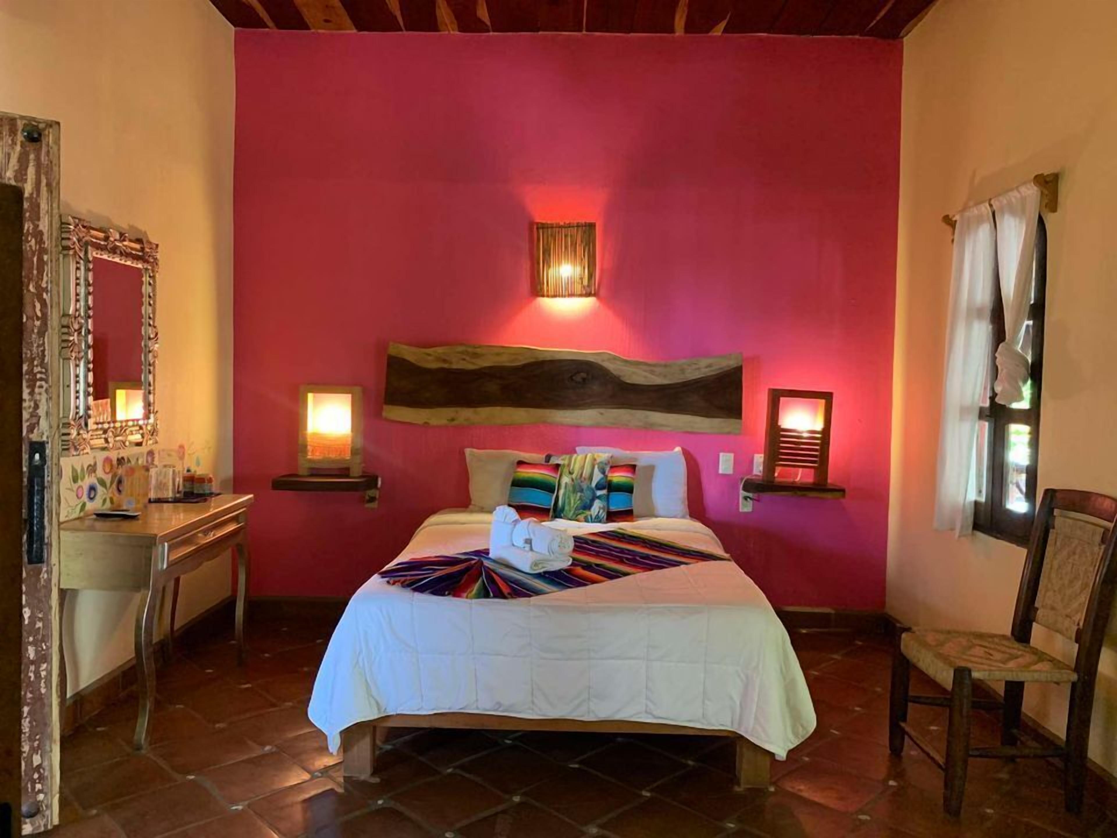 Esther Room | Escritorio, wifi gratis, ropa de cama