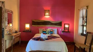 Esther Room | Escritorio, wifi gratis, ropa de cama