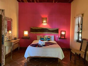 Esther Room | Escritorio, wifi gratis, ropa de cama