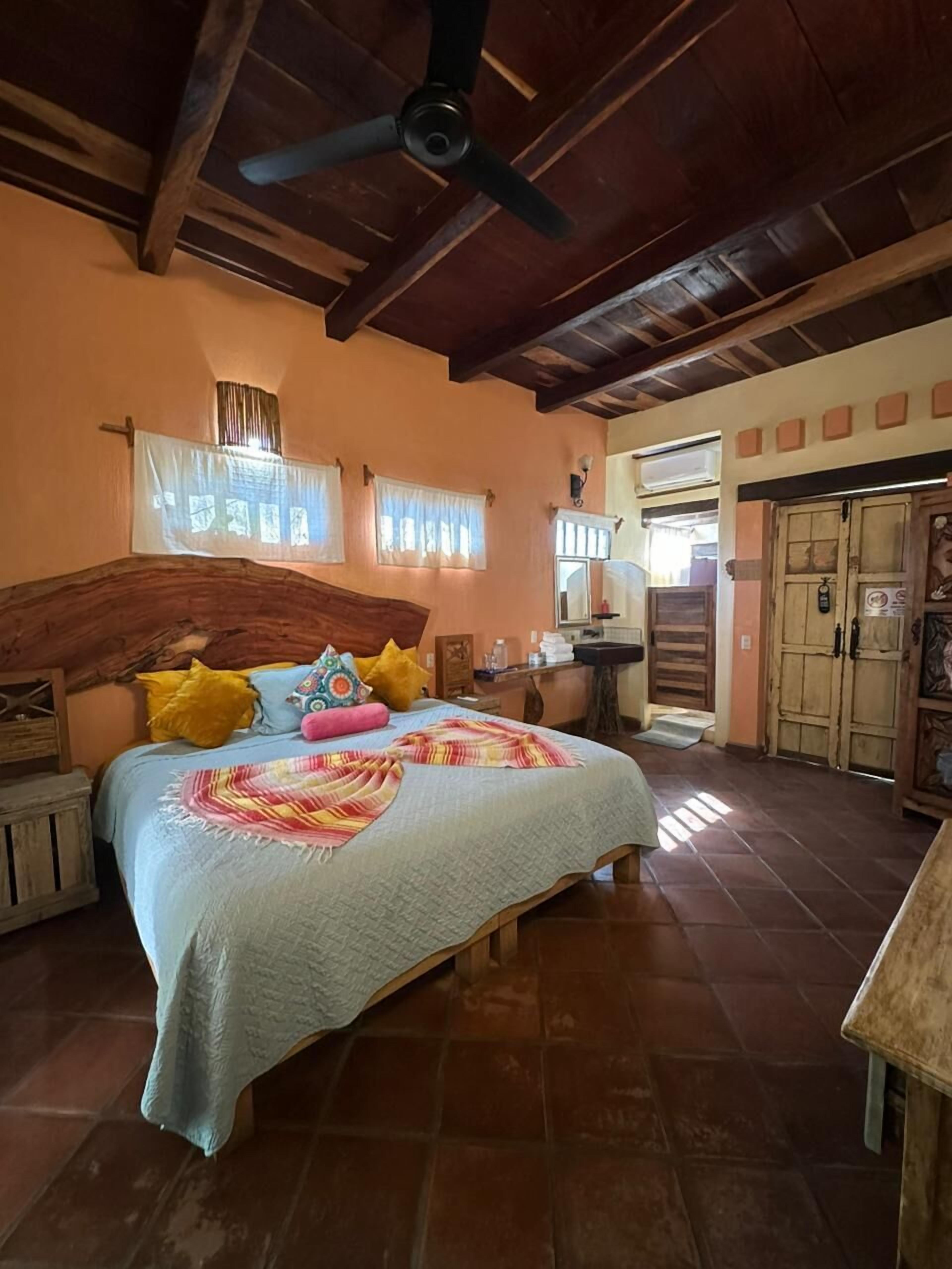 Triny Room | Escritorio, wifi gratis, ropa de cama