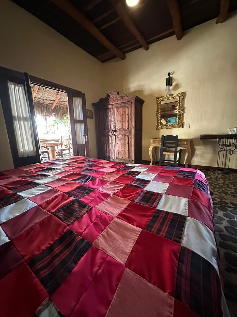Ramon Room | Escritorio, wifi gratis, ropa de cama