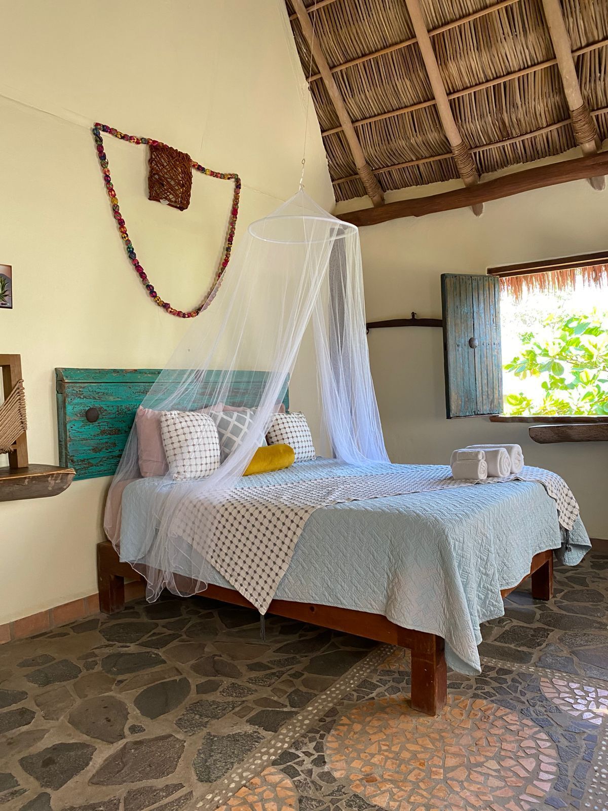 Lupe Gil Room | Escritorio, wifi gratis, ropa de cama