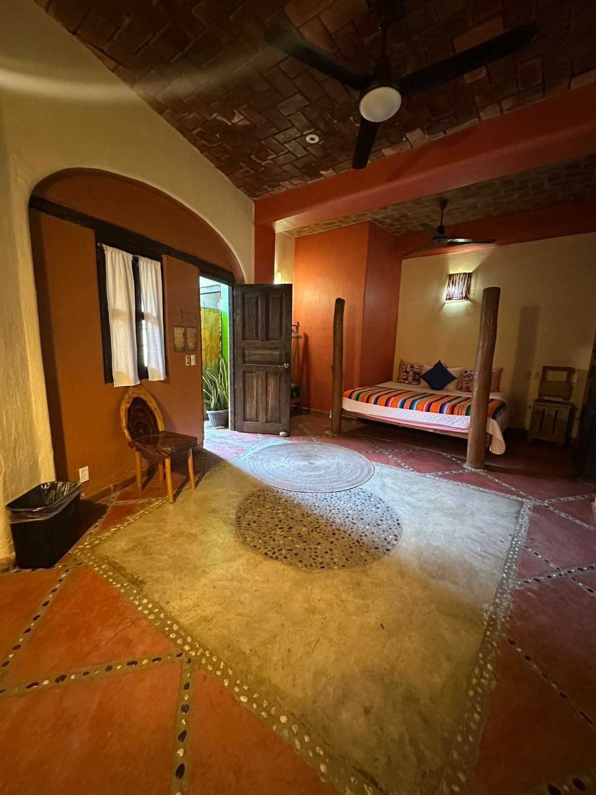 Toño Room | Escritorio, wifi gratis, ropa de cama