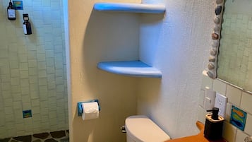Casa Flores , Ground Floor | Bathroom | Soap, shampoo, toilet paper