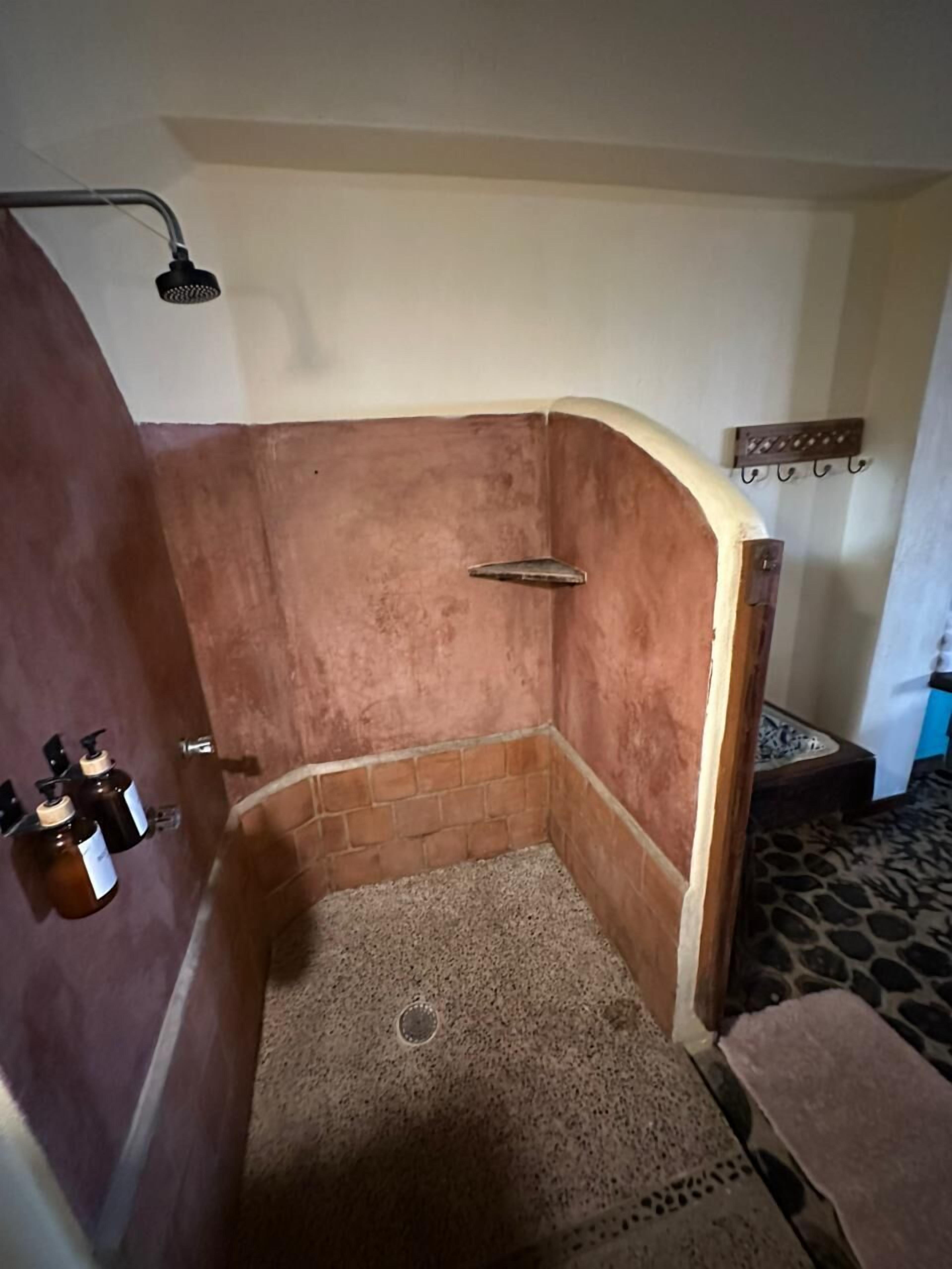 Ramon Room | Baño | Regadera, toallas, jabón, shampoo 