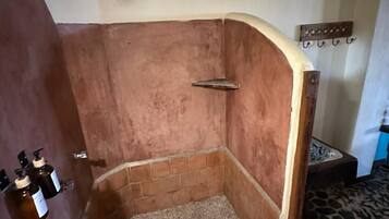 Ramon Room | Baño | Regadera, toallas, jabón, shampoo