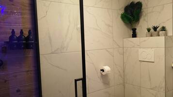 Haartrockner, Handtücher, Seife, Toilettenpapier