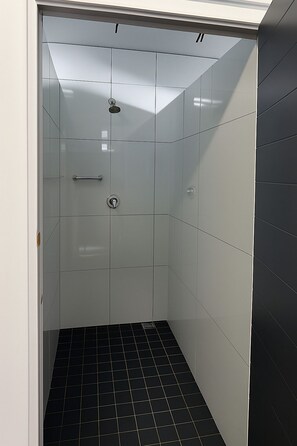 Economy Shared Dormitory, Mixed Dorm | Bathroom shower - Green Elephant Backpackers (Cape Town)