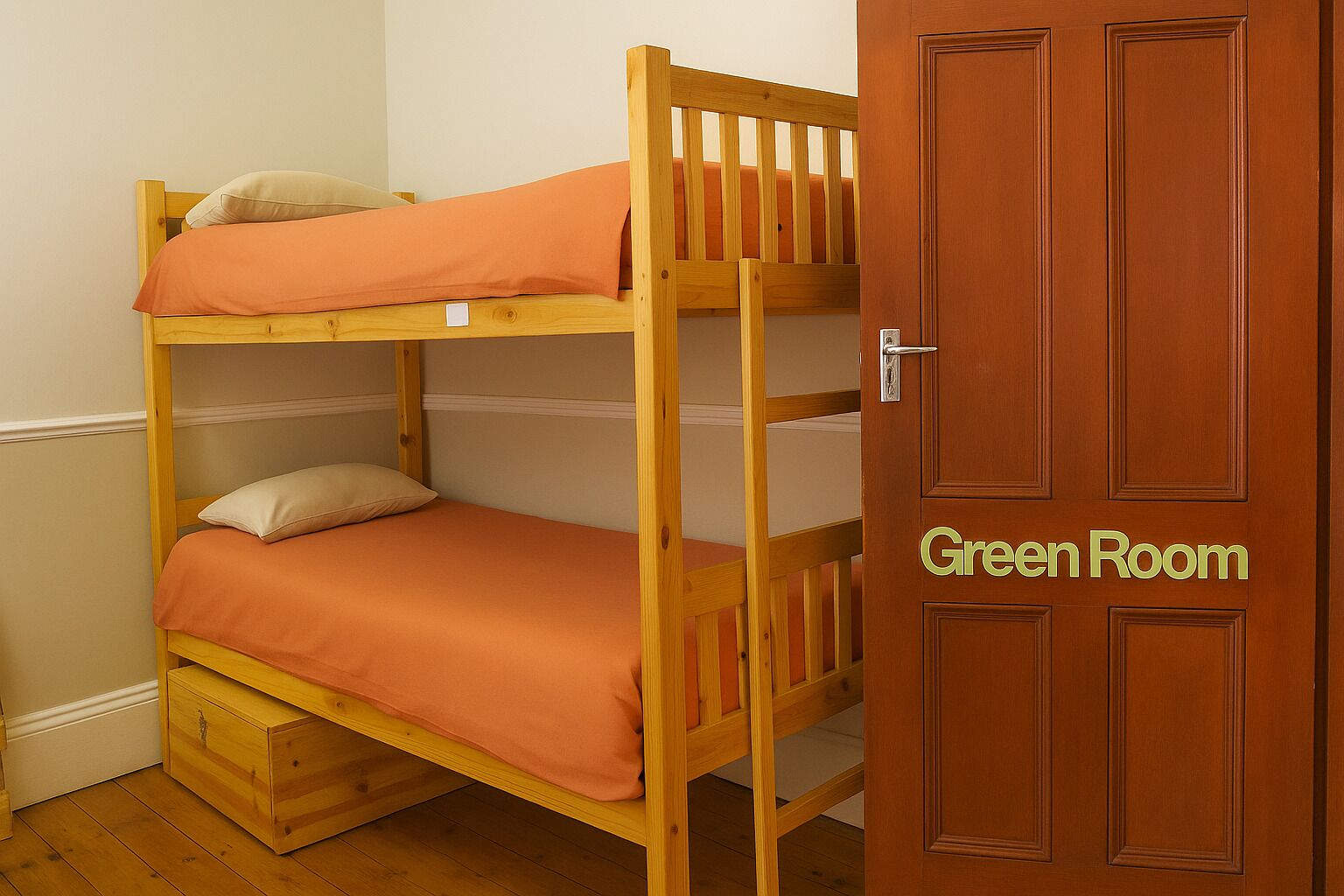 Un lit superposé avec une literie orange et une tête de lit en bois. On peut voir une porte en bois avec une pancarte indiquant « Green Room ».