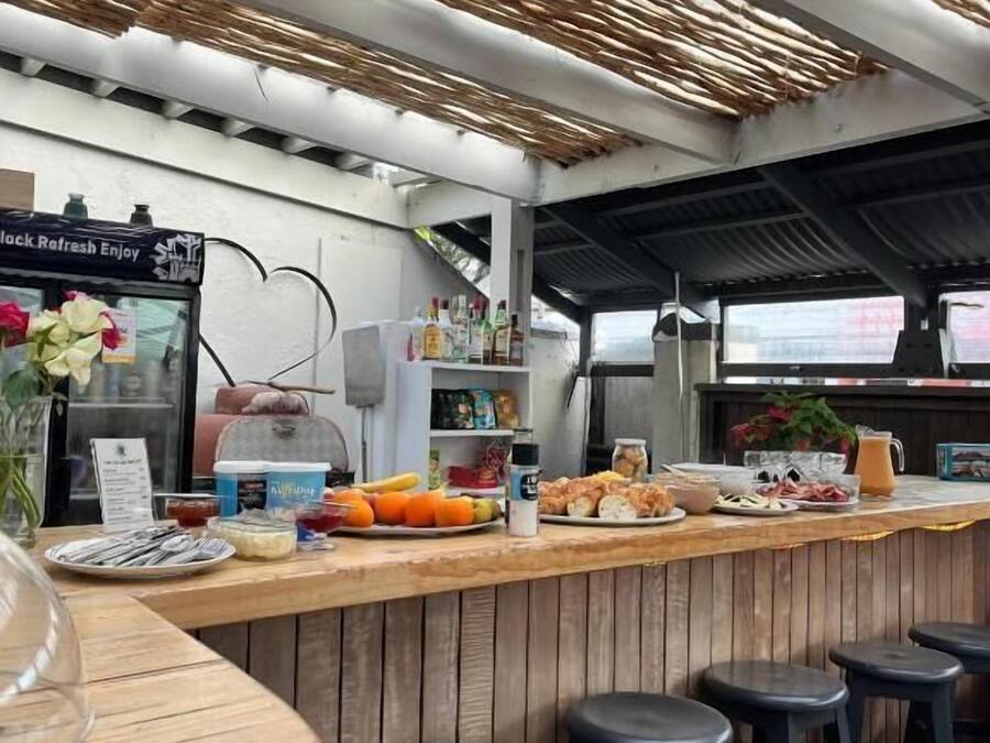 Bar junto a la piscina