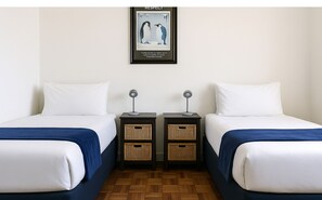 Habitación básica con 2 camas individuales, 2 camas individuales | Caja de seguridad en la habitación y wifi gratis