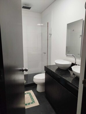 Doccia, asciugamani, sapone, carta igienica