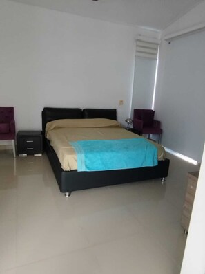 4 bedrooms, WiFi, bed sheets - Beautiful country house (Ricaurte Cundinamarca). (Ricaurte)